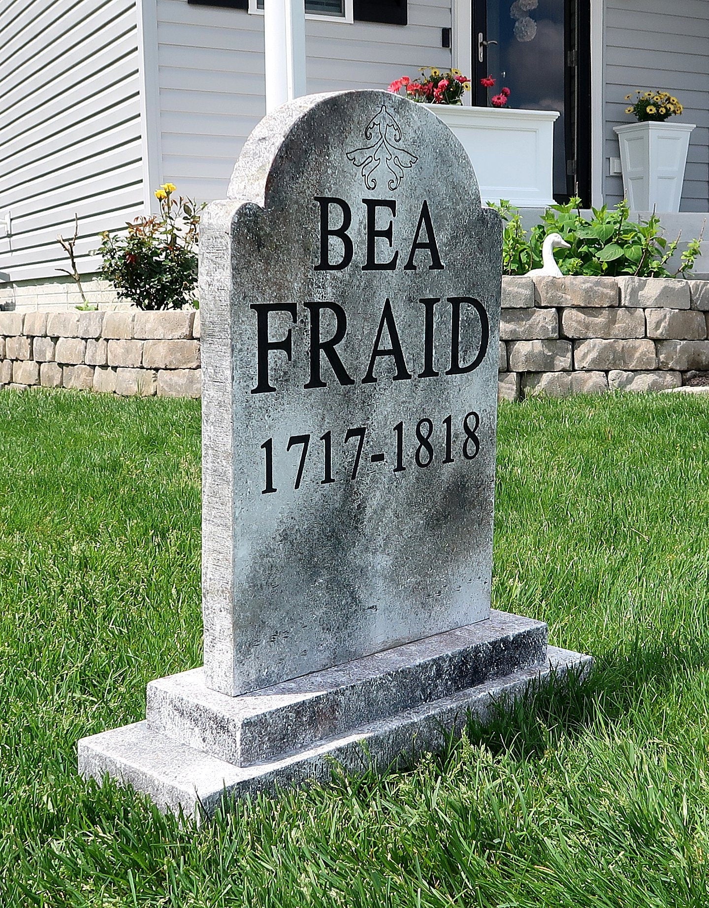 BEA FRAID Silly Halloween Tombstone
