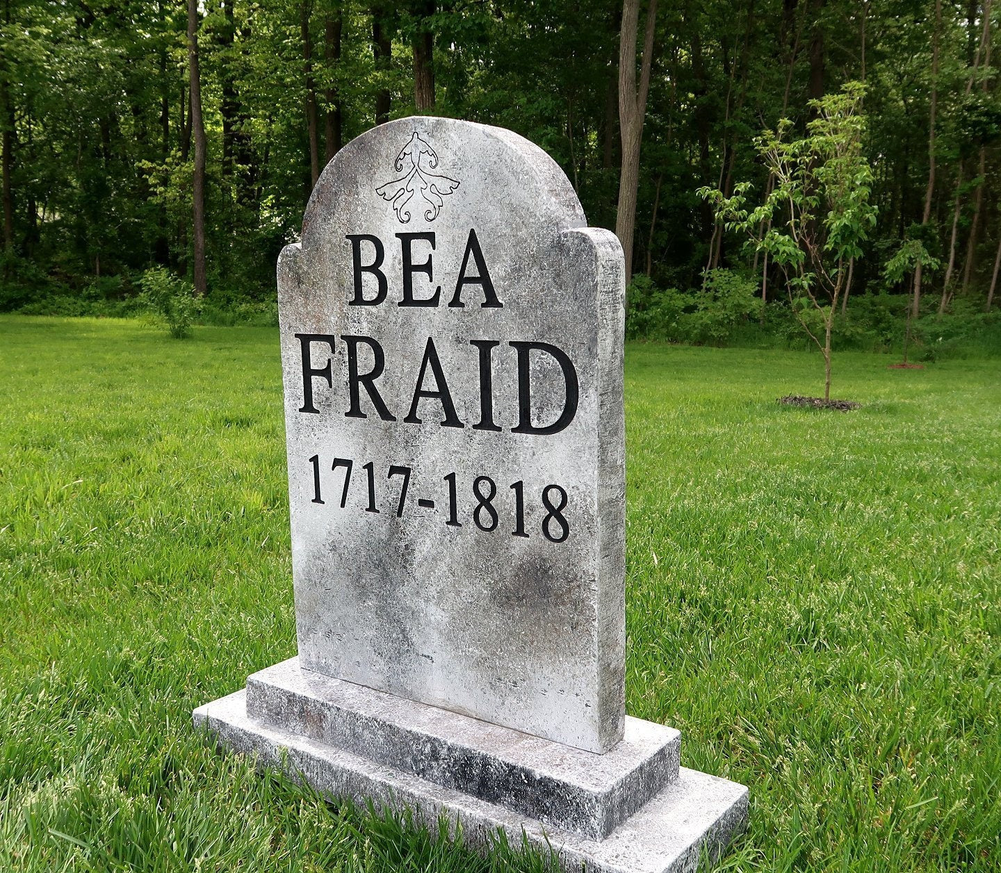 BEA FRAID Silly Halloween Tombstone