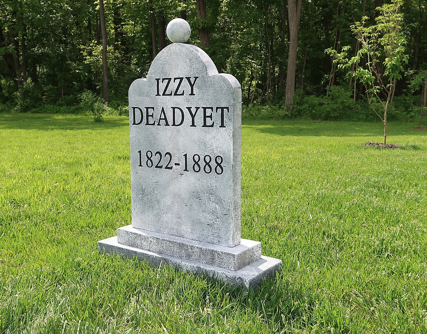 IZZY DEADYET Silly Halloween Tombstone Prop